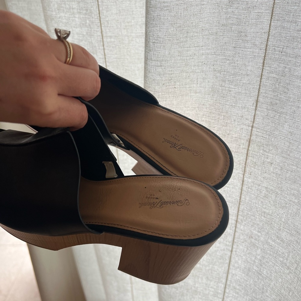 Universal Thread Platform Mules - Picture 2 of 5